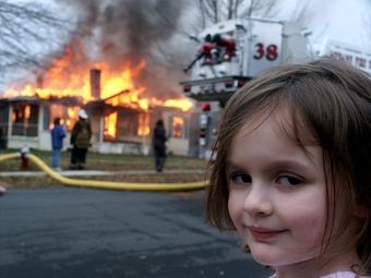 Детская фотография Вайолетт на фоне плавучего ресторана своего папаши