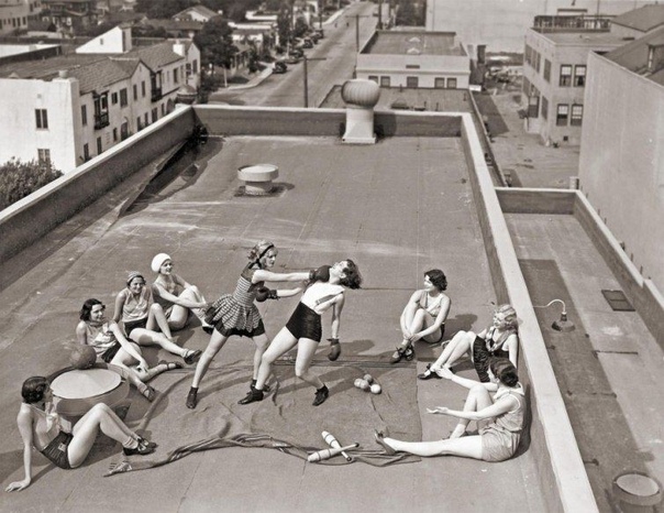 Файл:Боксируют на крыше в Лос-Анджелесе, 1933.jpg