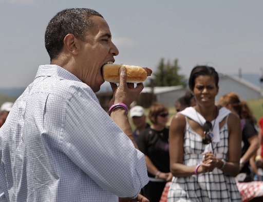 Файл:Barack Obama eats hot-dog.jpg