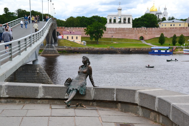 Файл:Новгород-туристка.jpg