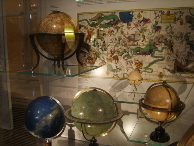 Файл:Глобусы (музей).jpg