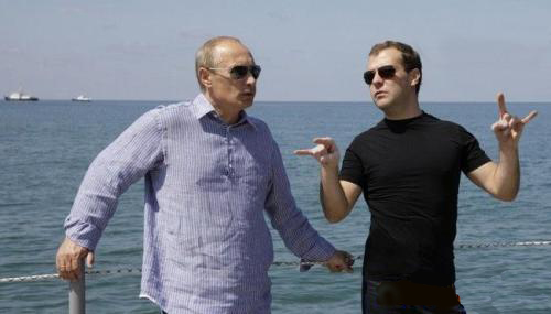 Файл:Putin&Medvedev seashore.jpg