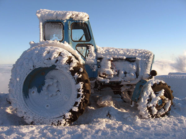 Файл:Трактор в снегу.jpg