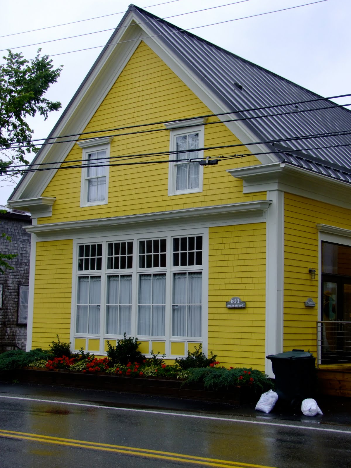 Покрасить дом в зеленый цвет. Желтый сайдинг. Дом желтого цвета. Деревянный дом желтого цвета. Дом лимонного цвета.