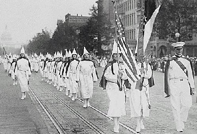 Файл:Ku Klux Klan members march down Pennsylvania Avenue in Washington, D.C. in 1928.jpg