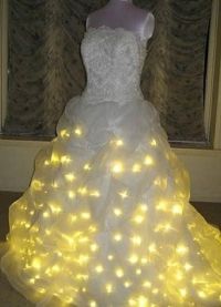 Файл:Свадебное платье с лампочками-эмотиконами.jpg