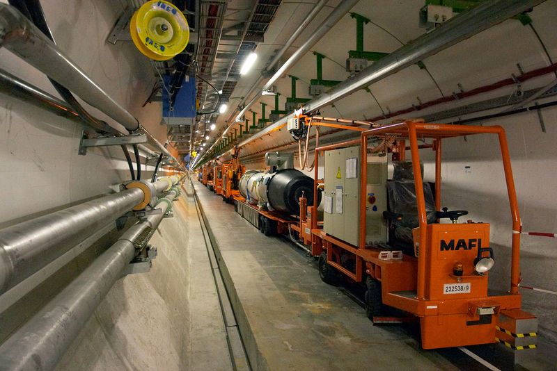 Файл:Inside the CERN LHC tunnel.jpg