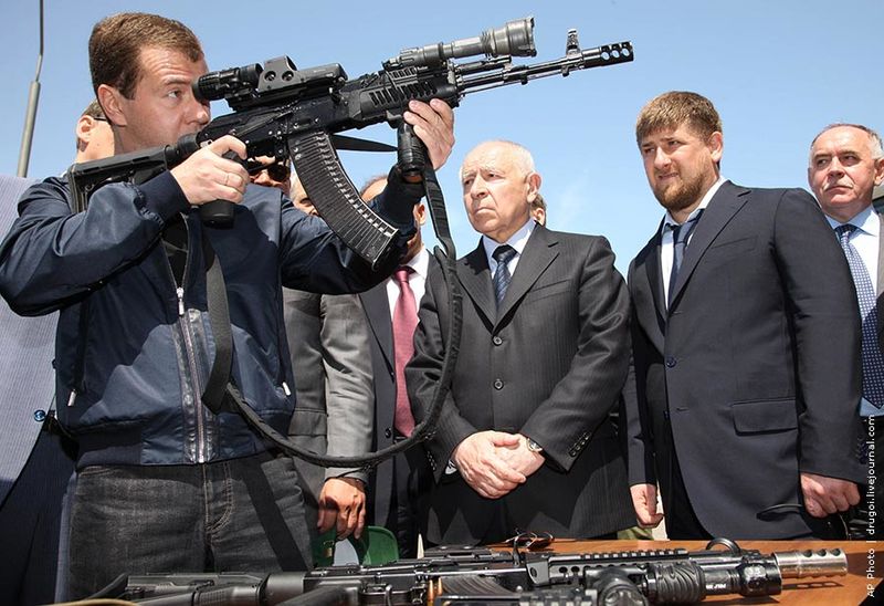 Файл:Dmitry Medvedev demonstrates militarism.jpg
