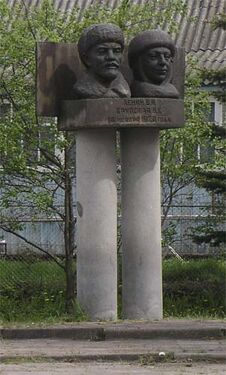 Макет двуногого робота о двух кибер-головах в подмосковном Яропольце
