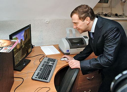 Медведев принимает новый закон против читерства.