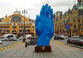 Синяя рука мертвеца в центре Киева