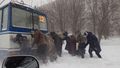 Увязшие в снегу и забуксовавшие троллейбусы помогают заниматься фитнесом прямо в дороге!