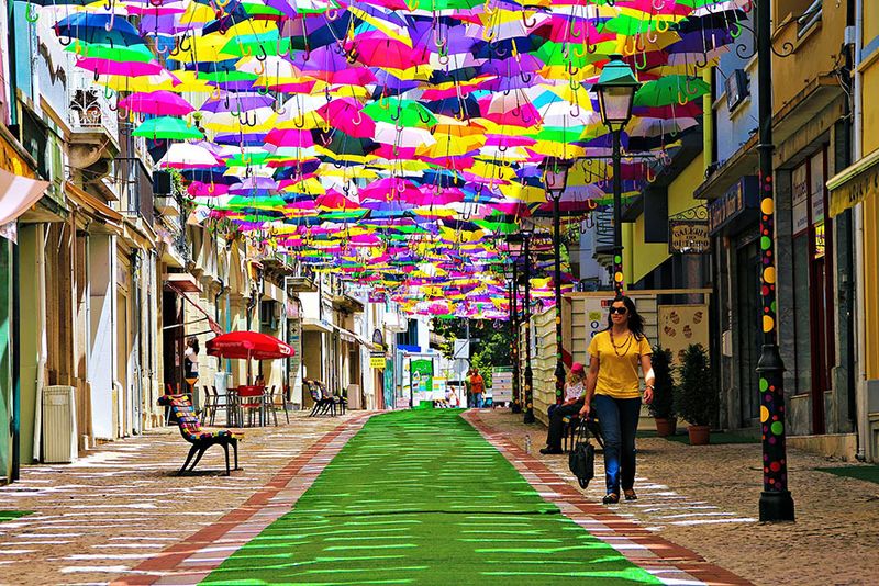 Файл:Floating-umbrellas-agueda-portugal.jpg